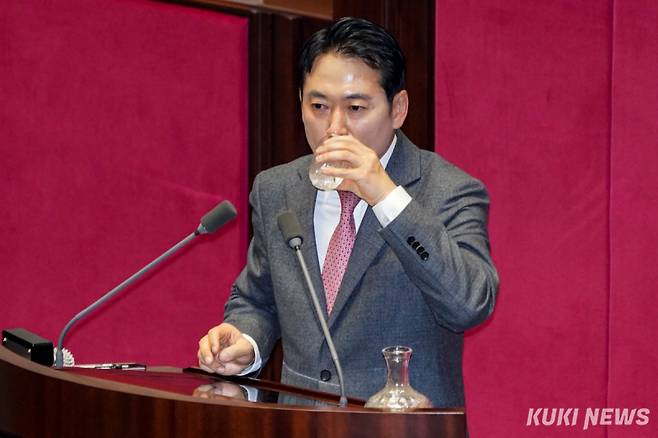 장동혁 국민의힘 대표가 지난해 12월23일 서울 여의도 국회 본회의장에서 ‘내란전담재판부설치 관련 법안’에 대한 반대 무제한토론(필리버스터)을 하던 중 물을 마시고 있다. 쿠키뉴스 자료사진