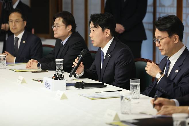 강훈식 대통령비서실장이 22일 서울 종로구 삼청동 총리공관에서 열린 고위당정협의회에서 발언하고 있다. 연합뉴스