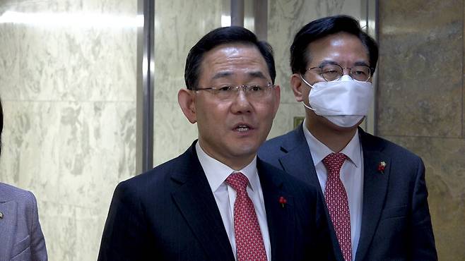 ▲주호영 국민의힘 원내대표가 13일 오전 국회 본관 245호 앞에서 열린 원내대책회의 이후 브리핑에서 대통령실이 MBC 취재진을 이번 대통령 해외순방에 대통령전용기에 탑승시키기로 결정한 것에 대해 잘한 일이라고 답하고 있다. 사진=미디어오늘 영상 갈무리