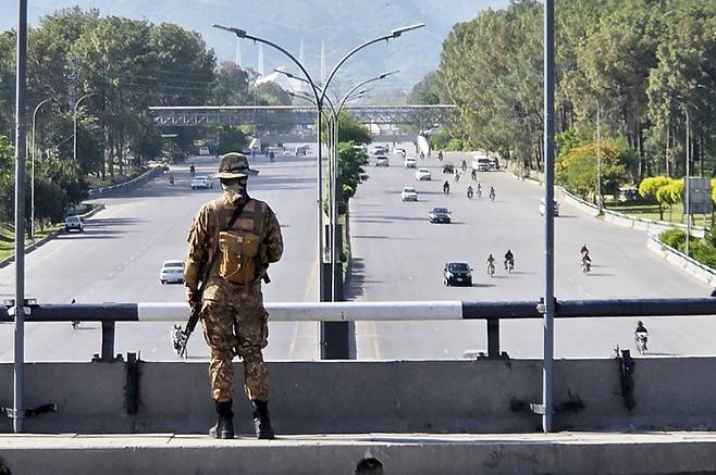 미국과 이란이 2차 종전 회담을 앞둔 가운데 지난 20일(현지시간) 오후 파키스탄 수도 이슬라마바드 주요 도로에 소총을 든 군인이 배치돼 있다. [연합뉴스]
