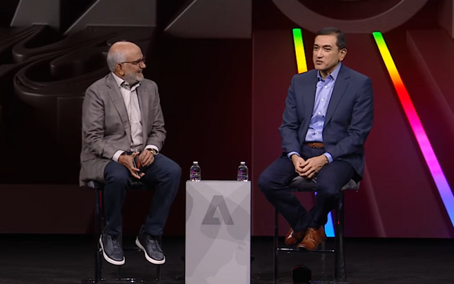 샤일레쉬 주리카르 P&G CEO(오른쪽)와 샨타누 나라옌 어도비 CEO가 21일(현지시간) 미국 라스베이거스에서 열린 어도비 서밋 2026 기조강연에서 대화를 나누고 있다. [사진=어도비 유튜브 캡처]