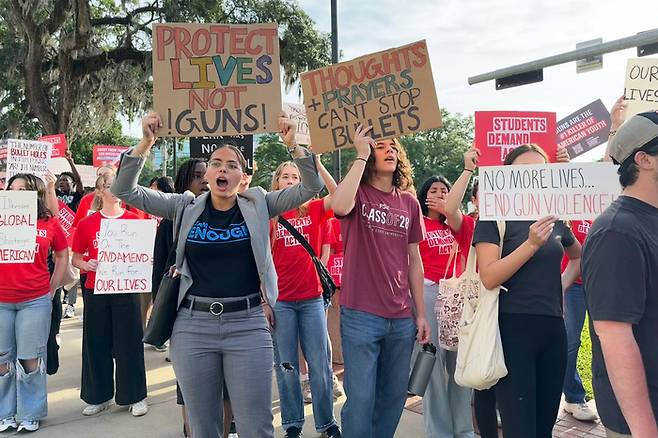 지난해 플로리다 주립대 총기 난사 사건 이후 학생들이 총기 사용 규제를 촉구하는 시위를 벌이는 모습. AP연합뉴스