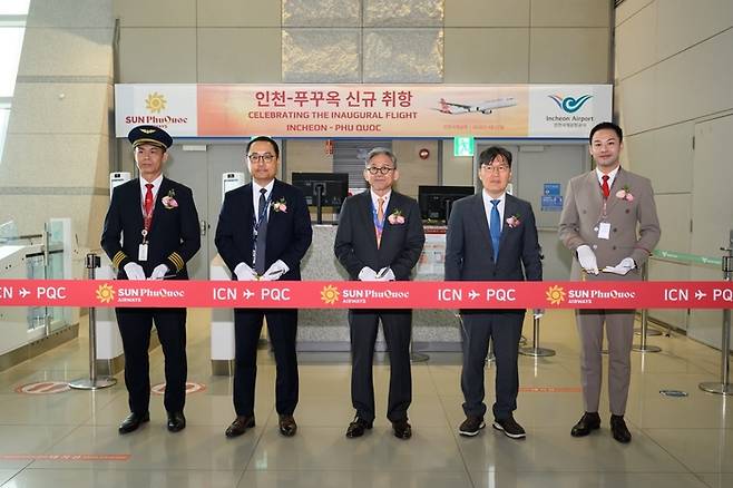 (왼쪽부터) 응우옌 꾸억 칸 썬푸꾸옥항공 기장, 김일홍 스위스포트코리아 대표이사, 박종필 퍼시픽에어에이전시(PAA) 회장, 김윤섭 인천국제공항 마케팅팀장, 안 보 썬푸꾸옥항공 사무장이 17일 인천국제공항 게이트에서 취항식을 진행하고 있다. [썬그룹]