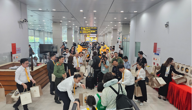 썬푸꾸옥힝공 관계자들이 17일 푸꾸옥국제공항에 도착한 탑승객들에게 썬그룹 마스코트 인형을 선물하고 있다. [이가람 기자]