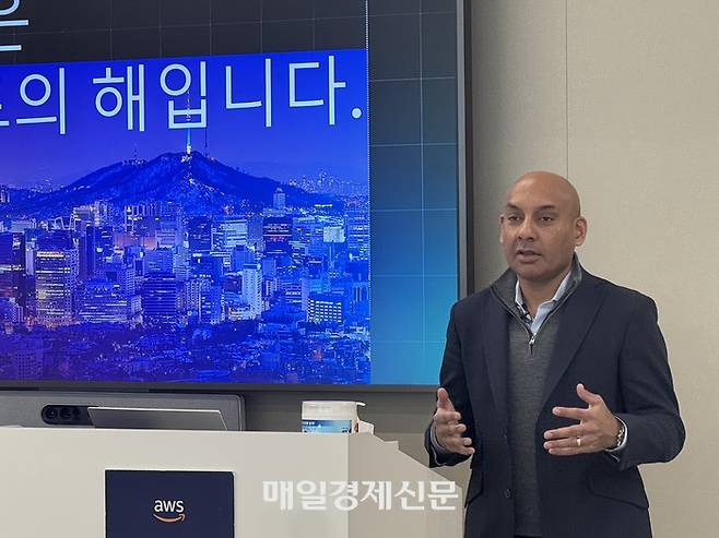 라훌 파탁 아마존웹서비스(AWS) 데이터 및 인공지능 GTM 부문 부사장이 22일 서울 강남구 AWS코리아에서 열린 기자간담회에서 발표하고 있다. [사진 = 정호준 기자]