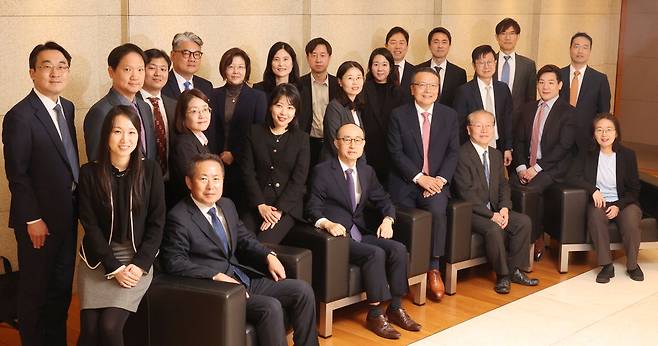 법무법인 광장 IP & Technology 그룹. 강영수 대표변호사, 김운호, 김용섭, 박금낭 변호사(앞줄 소파 앉은 4명 왼쪽부터). 이헌, 강이강, 조용진, 김용하(외국), 유은경, 김장각(외국), 이은우, 최신실, 고현진, 허정, 최하나, 박수연, 남아현, 박환성, 김성훈, 김민욱, 김홍선, 곽재우, 강한길(외국) 변호사(뒷줄 왼쪽부터). 이승환 기자