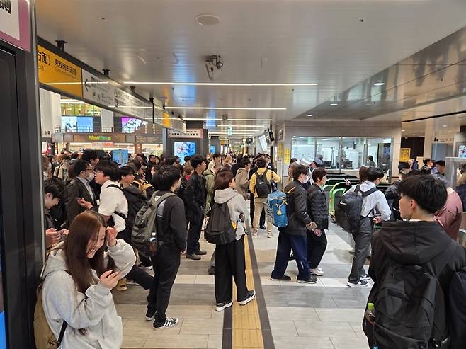 지난 20일 오후 4시 52분 일본 혼슈 동쪽 해역에서 발생한 규모 7.7 지진으로 JR 동일본이 신칸센 도쿄-신아오모리 구간 등 운행을 중단했다. 사진은 이날 열차 운행 중단에 일본 센다이역 내부가 혼잡한 모습. [연합뉴스]