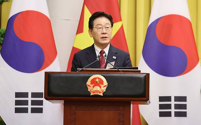 이재명 대통령이 22일(현지시간) 하노이 주석궁에서 열린 한-베트남 공동언론발표에서 발언을 하고 있다. [뉴스1]