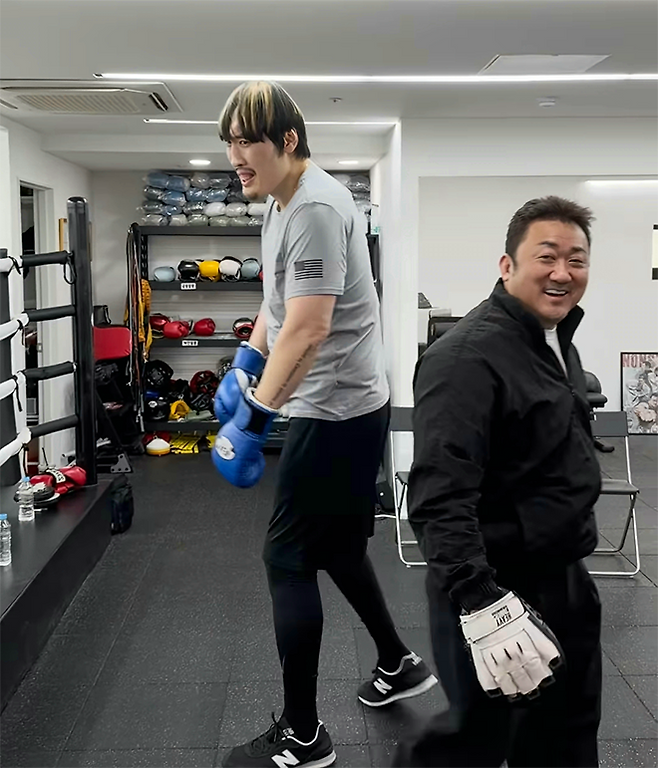 제41대 천하장사 최홍만이 2026년 4월 서울특별시 강남구 청담동 빅펀치복싱클럽에서 영화배우 Don ‘마동석’ Lee와 훈련 후 서로 웃고 있다. 마동석은 미국 트레이너 시절 마크 콜먼, 故 케빈 랜들먼 등 UFC 헤비급 챔피언들을 지도했다. 사진=올파이츠유니버스/@donlee