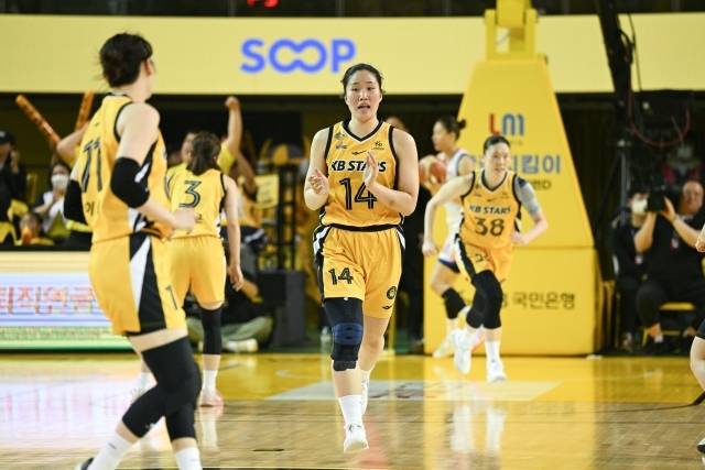 송윤하는 박지수의 공백을 잘 채우는 활약을 펼쳤다. 사진=WKBL 제공