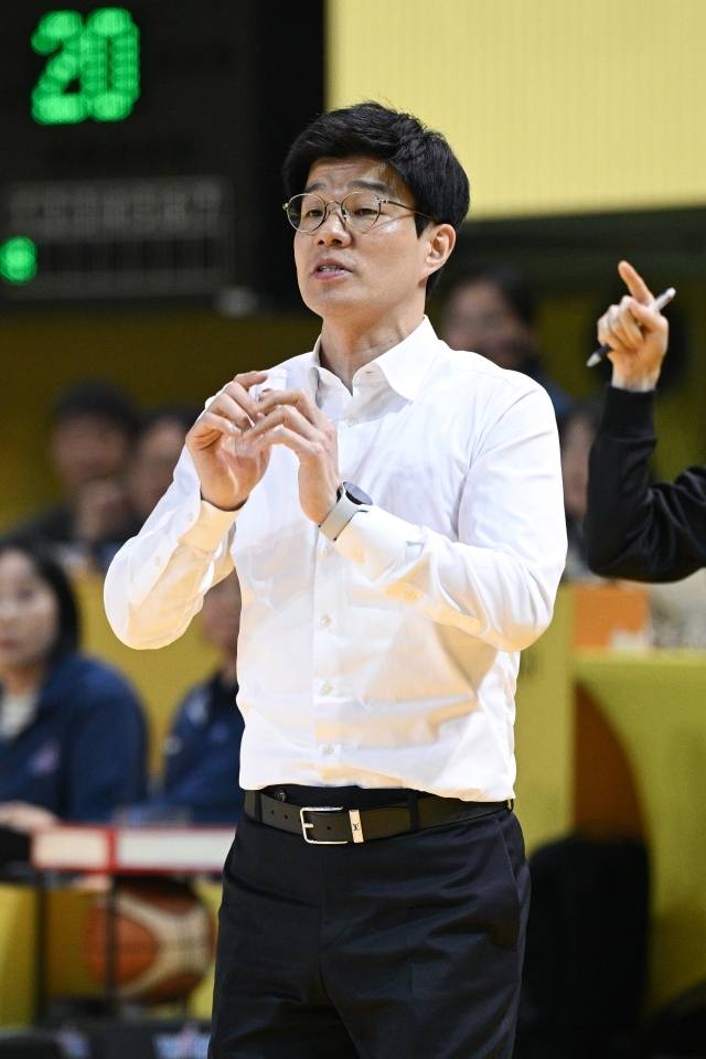 하상윤 삼성생명 감독은 “허예은에게 당한 것 같다”며 “체력적으로도 많이 부족했다. 다시 한 번 잘 준비해야 한다. 하나은행과의 플레이오프에서도 1차전을 내줬으나 결국 시리즈를 가져왔다. 그렇게 한 만큼 이번에도 잘 준비하겠다”고 이야기했다. 사진=WKBL 제공