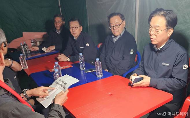 (진주=뉴스1) 한송학 기자 = 김영훈 고용노동부 장관이 20일 진주시 정촌면 CU 진주물류센터 앞 화물연대 집회 현장을 방문했다. 2026.4.20/뉴스1  Copyright (C) 뉴스1. All rights reserved. 무단 전재 및 재배포,  AI학습 이용 금지. /사진=(진주=뉴스1) 한송학 기자