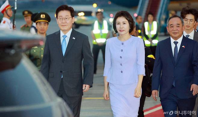 (하노이(베트남)=뉴스1) 이재명 기자 = 베트남을 국빈 방문하는 이재명 대통령과 김혜경 여사가 21일(현지시간) 하노이 노이바이 국제공항에 도착해 이동하고 있다. 2026.4.21/뉴스1  Copyright (C) 뉴스1. All rights reserved. 무단 전재 및 재배포,  AI학습 이용 금지. /사진=(하노이(베트남)=뉴스1) 이재명 기자