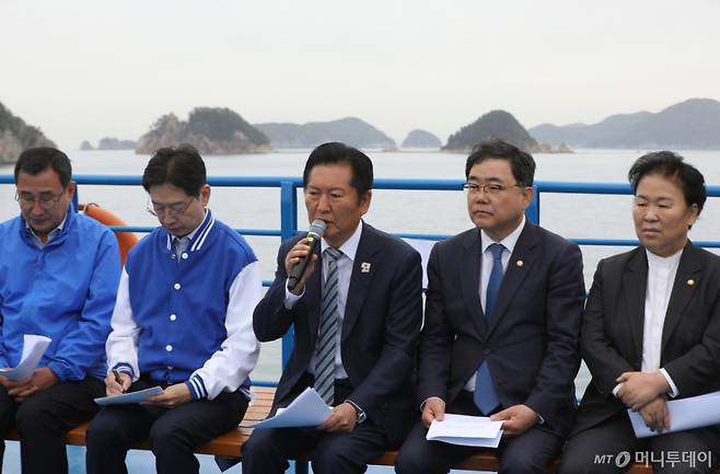 (통영=뉴스1) 윤일지 기자 = 정청래 더불어민주당 대표가 22일 경남 통영 욕지도에서 통영시로 향하는 선박 위에서 열린 '욕지도 선상 최고위원회의'에서 발언을 하고 있다.  배 위에서 이뤄지는 현장 최고위는 이번이 처음이다. 2026.4.22/뉴스1  Copyright (C) 뉴스1. All rights reserved. 무단 전재 및 재배포,  AI학습 이용 금지. /사진=(통영=뉴스1) 윤일지 기자