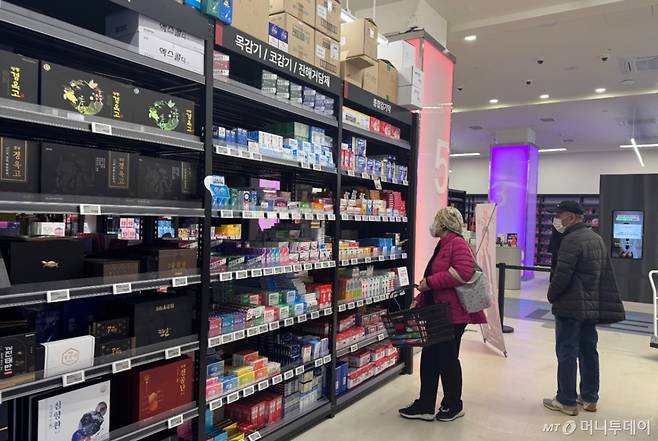 22일 오전 서울 동대문구의 한 창고형 약국에서 한 손님이 장바구니를 들고 진열된 약들을 둘러보고 있다./사진=최문혁 기자.