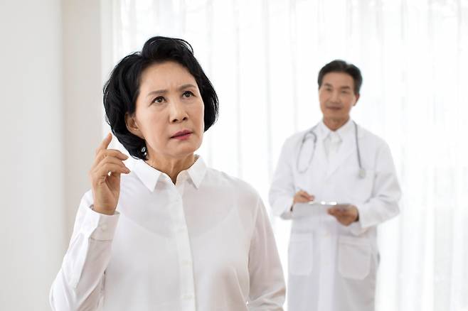심한 건망증이 계속된다면 경도인지장애를 의심해 치매로 발전을 예방하는 것이 중요하다. 사진은 기사 내용과는 무관함. /사진=클립아트코리아