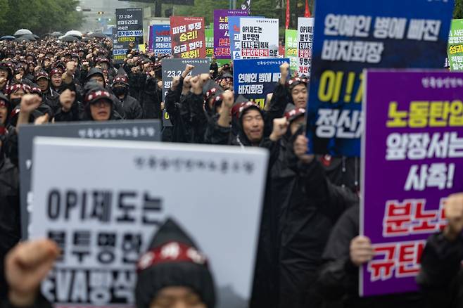 삼성전자 노조의 결의대회가 예정대로 진행될 것으로 보이는 가운데 회사 내부에서 노노갈등이 격화되고 있다. 사진은 2024년 총파업 결의대회 당시 삼성전자노동조합 조합원들이 구호를 외치고 있는 모습. /사진=뉴스1