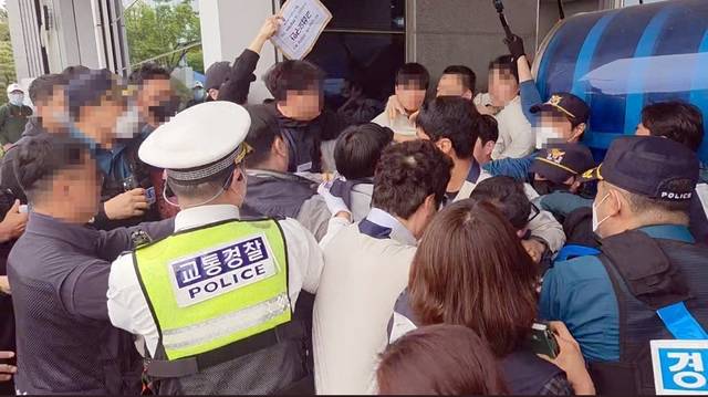 금속노조원들와 현대자동차 측이 22일 울산 북구 현대차  울산공장 정문에서 출입을 놓고 실랑이를 벌이고 있다. 연합뉴스