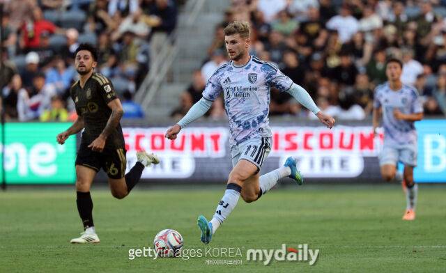 티모 베르너(산호세 어스퀘이크)가 토트넘 홋스퍼 시절 동료 손흥민과 위고 요리스(LA FC)를 상대로 판정승을 거뒀다. 드리블을 하고 있는 베르너./게티이미지코리아