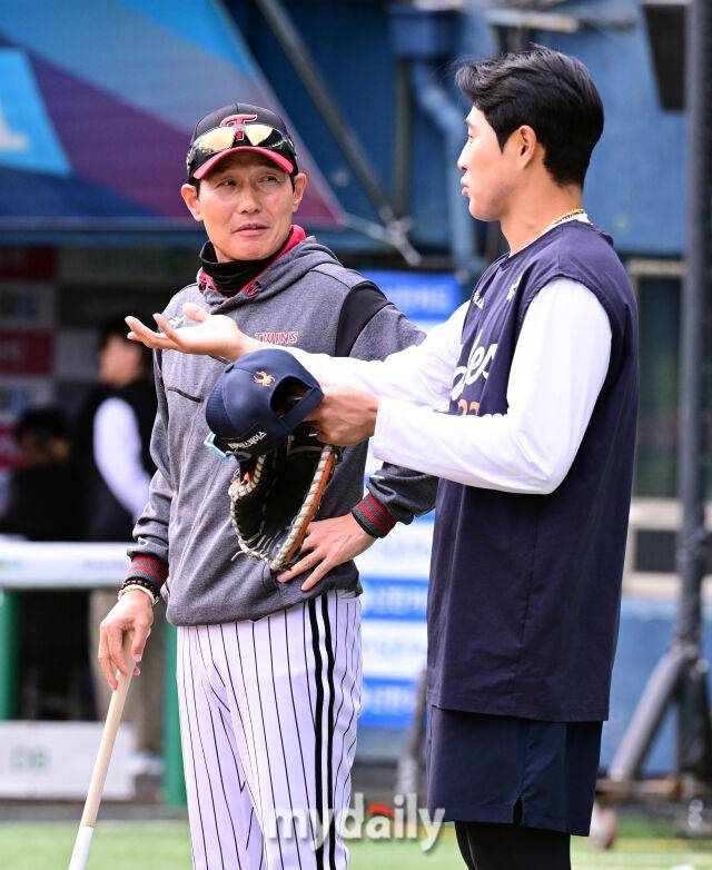 LG 염경엽 감독과 한화 채은성이 이야기를 나누고 있다 / 잠실 = 유진형 기자 zolong@mydaily.co.kr