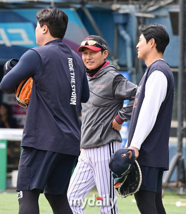 LG 염경엽 감독과 한화 채은성이 이야기를 나누고 있다 / 잠실 = 유진형 기자 zolong@mydaily.co.kr