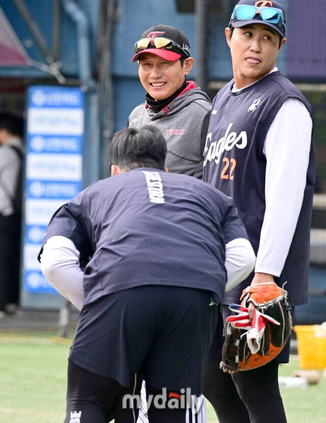 LG 염경엽 감독과 한화 채은성이 이야기를 나누고 있다 / 잠실 = 유진형 기자 zolong@mydaily.co.kr