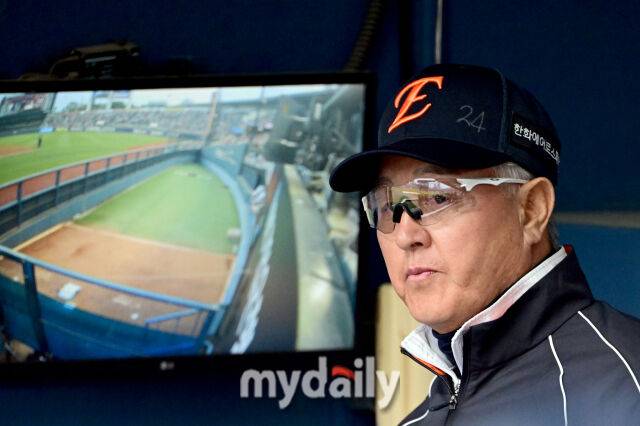 2026년 4월 21일 오후 서울 잠실구장에서 열린 '2026 신한 SOL KBO리그' 한화 이글스와 LG 트윈스의 경기한화 김경문 감독이 지켜보고 있다./잠실=유진형 기자