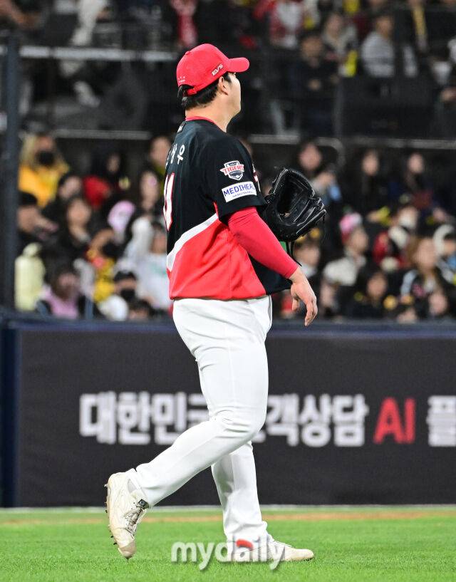 2026년 4월 22일 오후 경기도 수원KT위즈파크에서 열린 '2026 신한 SOL KBO리그' KIA 타이거즈와 KT 위즈의 경기. KIA 조상우가 7회말 2사 만루서 구원등판했지만 KT 이강민에게 2타점 적시타를 맞고 허탈해하고 있다./수원 = 유진형 기자