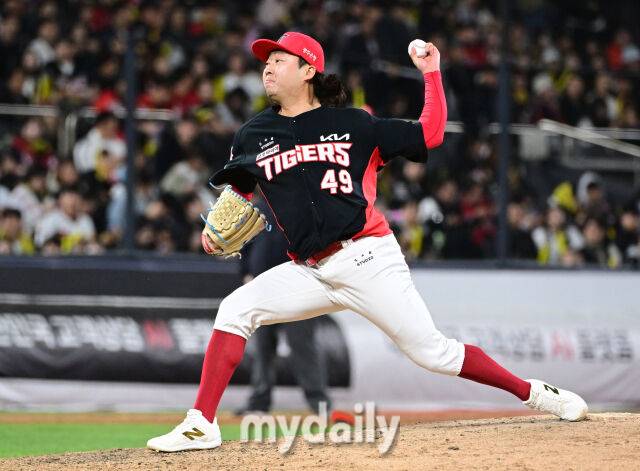 2026년 4월 22일 오후 경기도 수원KT위즈파크에서 열린 '2026 신한 SOL KBO리그' KIA 타이거즈와 KT 위즈의 경기. KIA 김범수가 7회말 구원등판해 역투하고 있다./수원 = 유진형 기자
