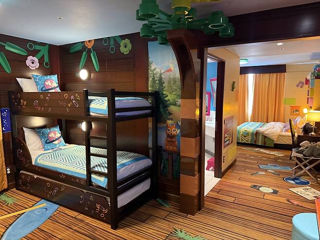 장애인 친화 객실로 꾸민 레고랜드 호텔의 ‘프렌즈 테마 스위트’. 최대 5인이 머물 수 있다.