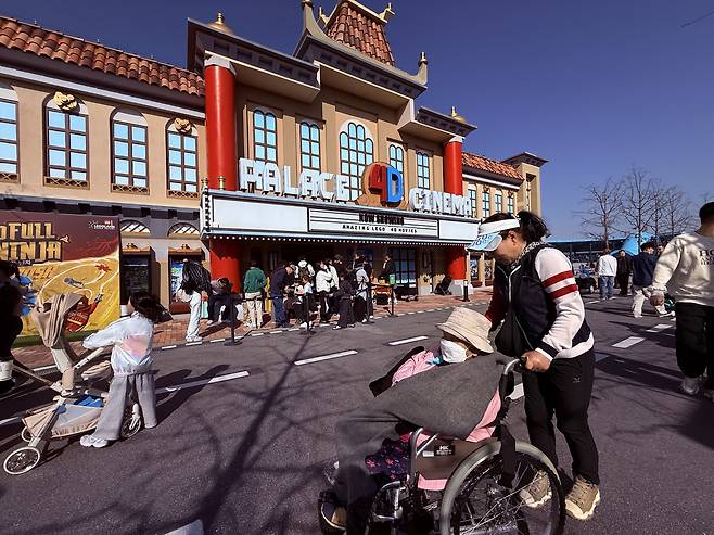 레고랜드 내부 구경을 하시는 할머니. 첫 테마파크 체험이  낯설지만 재밌다고 하셨다.
