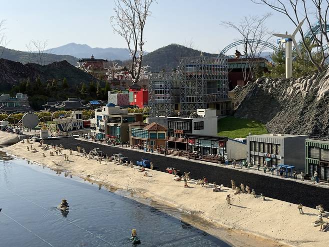 강릉 안목해변을 레고 브릭으로 재현한 모습