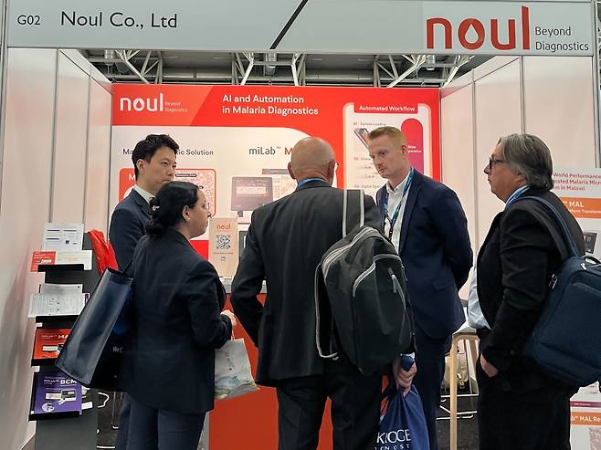 노을이 ESCMID에 참가하여 부스 방문객에게 AI 말라리아 진단 솔루션을 소개하고 있다. [노을 제공]
