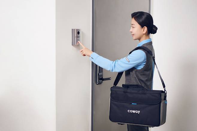 코웨이 코디가 고객의 집을 방문하고 있다. [코웨이]