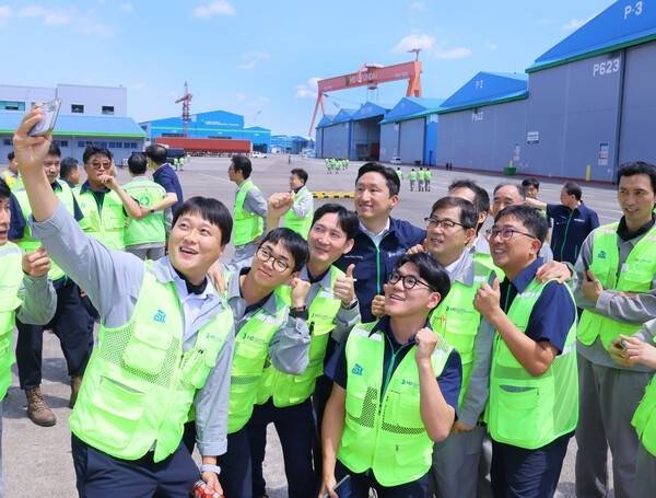 정기선 HD현대 회장이 지난달 HD현대필리핀조선을 방문해 선박 건조 현장을 점검하고 현장 직원들을 격려했다. [HD현대 제공]