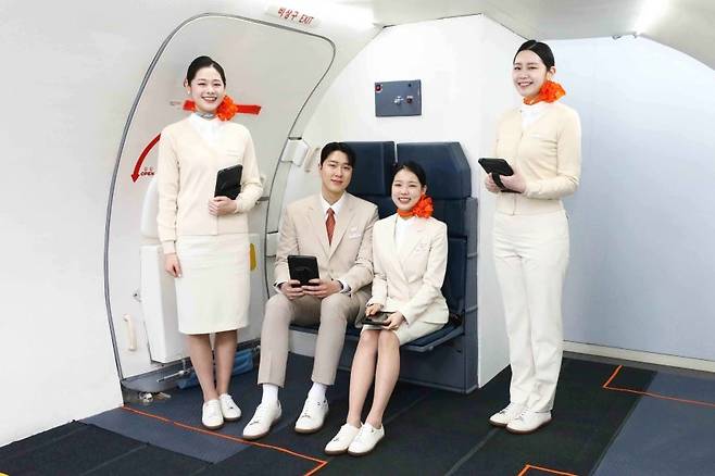 제주항공이 올 2월부터 객실승무원 근무화로 도입한 ‘스니커즈(운동화)‘를 객실승무원들이 신고 있다. [제주항공]