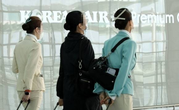 영종도 인천국제공항 2터미널에서 이동하는 대한항공 승무원들. [연합뉴스]