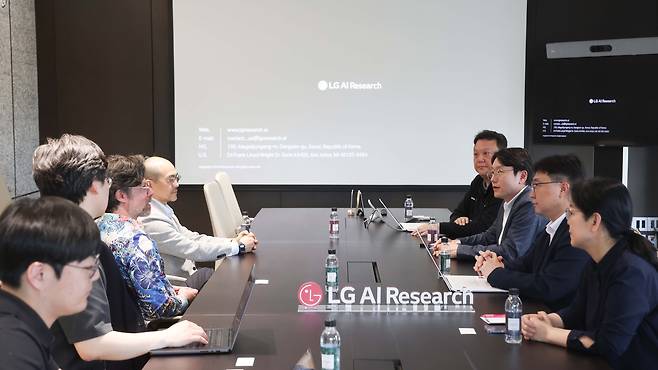 임우형(오른쪽 세 번째) LG AI연구원 공동 연구원장과 브라이언 카탄자로(왼쪽 세 번째) 엔비디아 응용연구 총괄 부사장이 21일 서울 강서구 마곡 LG AI연구원 본사에서 만나 협력 강화 방안을 논의했다.  [LG 제공]