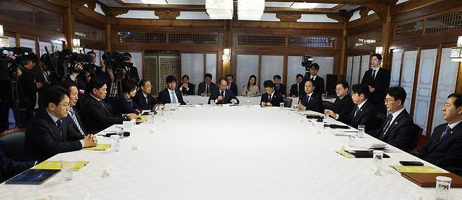 22일 서울 삼청동 총리공관에서 김민석 국무총리, 정청래 더불어민주당 대표, 강훈식 대통령비서실장 등이 참석한 가운데  고위당정협의회가 열리고 있다. [연합]