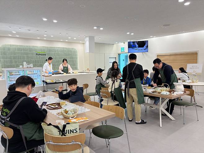풀무원 공장견학 프로그램에 참가한 가족 고객들이 쿠킹 클래스에서 아이들과 함께 두부 요리를 만들어보고 있다. (사진=풀무원 제공) *재판매 및 DB 금지