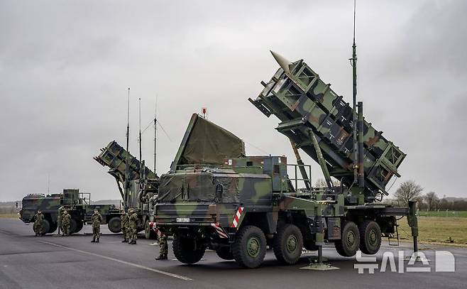 [슈베징=AP/뉴시스] 미국이 이란과의 전쟁으로 종전에 비축했던 핵심 미사일을 빠르게 소진하면서 향후 몇년 내 다른 분쟁이 일어나면 미사일 부족이라는 위험에 처할 가능성이 있다고 21일(현지 시간) CNN이 보도했다. 사진은 2022년 3월 독일 슈베징 공군기지에 미국산 패트리엇 대공 미사일 시스템이 배치된 모습. 2026.04.22.