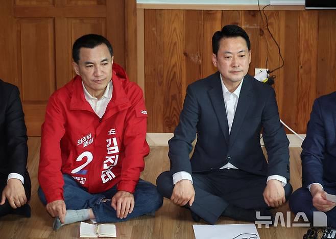 [양양=뉴시스] 김금보 기자 = 국민의힘 장동혁 대표와 김진태 강원도지사 예비후보가 22일 오전 강원도 양양군 손양면 수산리어촌마을회관에서 열린 지도부 방문 지방선거 공약 발표 현장에 참석해 있다. 2026.04.22. kgb@newsis.com