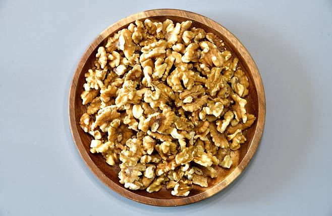 [서울=뉴시스] 지난 20일(현지시각) 영국 데일리메일은 호두가 건강에 큰 도움을 줄 수 있다고 보도했다. (사진=유토이미지)