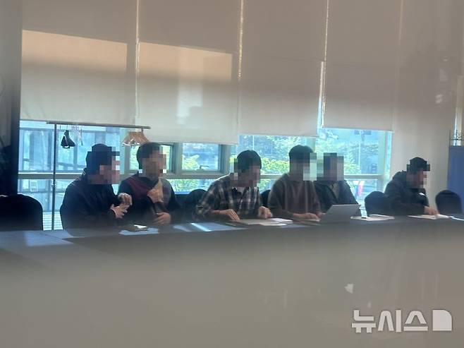 [대전=뉴시스] 김도현 기자 = BGF로지스 관계자들이 22일 오후 대전 동구에 있는 한 호텔에서 열린 진주물류센터 사태 관련 실무 협상을 위해 자리하고 있다. 2026.04.22. kdh1917@newsis.com