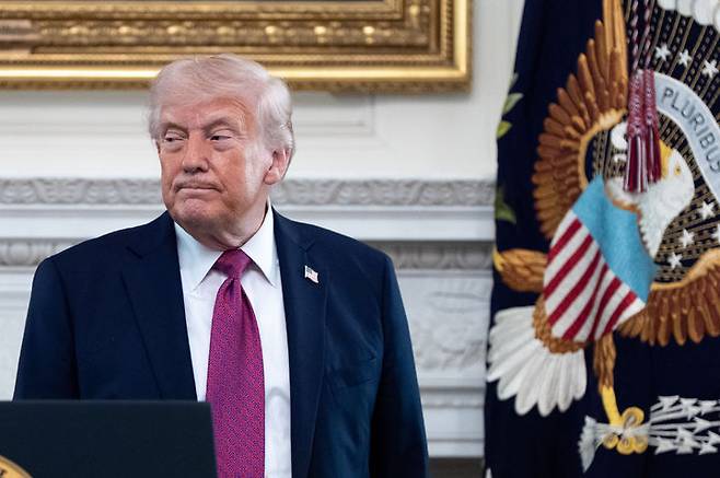 [워싱턴=AP/뉴시스]도널드 트럼프 미국 대통령이 이란과의 휴전 기한 만료를 하루 앞두고 무기한 연장을 발표했다. 그러나 핵심 전선인 호르무즈 해협 대치가 그대로 이어지면서 평화 협상이 재개될 기미는 보이지 않는다.  2026.04.22.