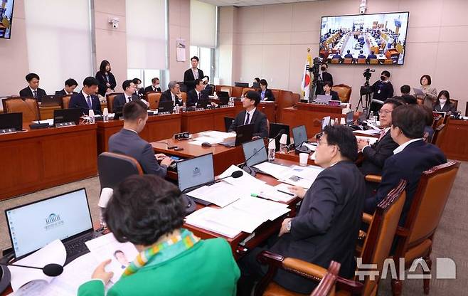 [서울=뉴시스] 조성봉 기자 = 서영교 국회 법사위원장이 22일 오후 서울 여의도 국회에서 열린 법제사법위원회 전체회의에서 회의를 주재하고 있다. 2026.04.22. suncho21@newsis.com