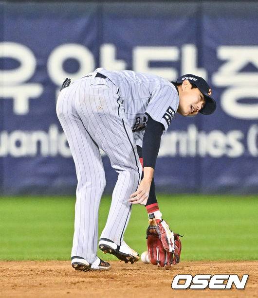 [OSEN=잠실, 박준형 기자] 21일 오후 서울 잠실구장에서 2026 신한 SOL KBO리그 LG 트윈스와 한화 이글스의 경기가 진행됐다.이날 LG는 송승기를, 한화는 문동주를 선발투수로 내세웠다.4회말 1사 만루 LG 천성호의 내야땅볼때 한화 심우준 유격수가 포구 실책하고 있다.   2026.04.21 / soul1014@osen.co.kr