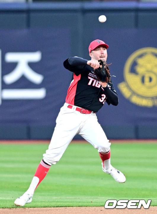 [OSEN=수원, 최규한 기자] 21일 수원 KT위즈파크에서 ‘2026 신한 SOL KBO리그’ KT 위즈와 KIA 타이거즈의 경기가 열렸다.홈팀 KT는 오원석, 방문팀 KIA는 김태형을 선발로 내세웠다. 1회말 무사 선두타자로 나선 KT 최원준의 내야 안타 때 타구를 잡은 KIA 유격수 제리드 데일이 송구 실책을 범하고 있다. 2026.04.21 / dreamer@osen.co.kr