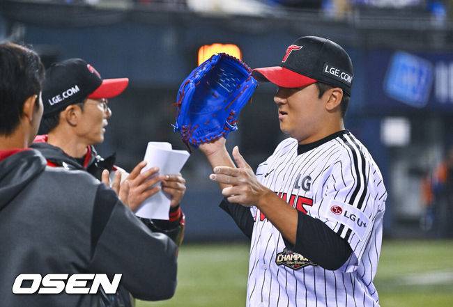 [OSEN=잠실, 박준형 기자] 21일 오후 서울 잠실구장에서 2026 신한 SOL KBO리그 LG 트윈스와 한화 이글스의 경기가 진행됐다.이날 LG는 송승기를, 한화는 문동주를 선발투수로 내세웠다.5회말 이닝종료후 LG 선발투수 송승기가 마운드를 내려가고 있다.   2026.04.21 / soul1014@osen.co.kr