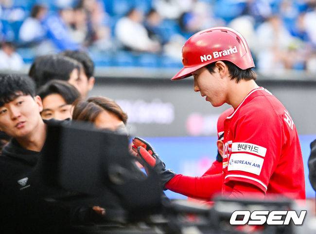 [OSEN=대구, 민경훈 기자] 21일 오후 대구삼성라이온즈파크 ‘2026 신한 SOL Bank KBO리그' 삼성 라이온즈와 SSG 랜더스와 경기가 열렸다.이날 삼성은 최원태를, SSG는 베니지아노를 선발투수로 내세웠다.1회초 SSG 선두타자로 나온 박성한이 우익수 앞 안타를 날린 후 1회초를 마친 후 덕아웃에서 동료들과 하이파이브를 하고 있다. 박성한은 개막전부터 19경기 연속 안타 신기록을 이어가고 있다. 2026.04.21 / rumi@osen.co.kr